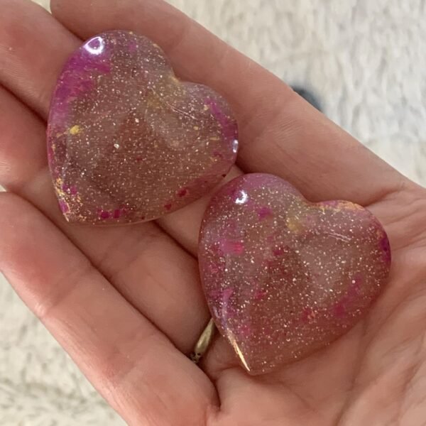 boucles d'oreilles coeurs roses en résine faites main