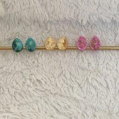 boucles d'oreilles puces en résine vert, jaune ou rose en forme de goutte