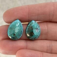 boucles d'oreilles puces en résine verte marbrée en forme de goutte