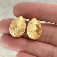 boucles d'oreilles puces en résine jaune marbrée en forme de goutte