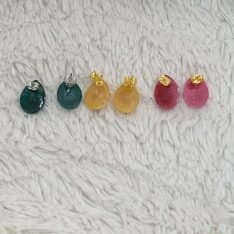 boucles d'oreilles puces en résine vert, jaune ou rose en forme de goutte