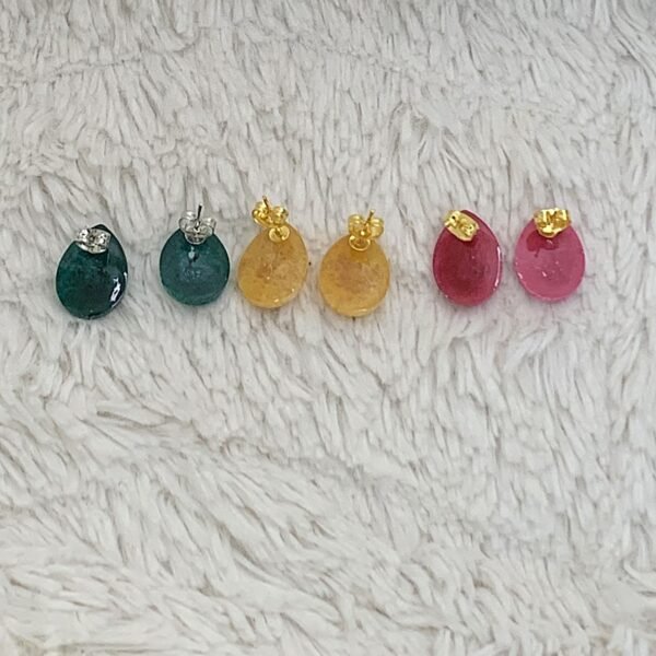 boucles d'oreilles puces en résine vert, jaune ou rose en forme de goutte