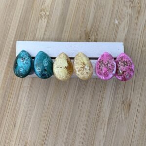 boucles d'oreilles puces en résine vert, jaune ou rose en forme de goutte