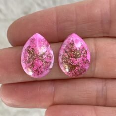 boucles d'oreilles puces en résine rose marbrée en forme de goutte