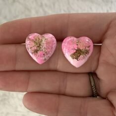petites boucles d'oreilles puces coeurs roses en résine