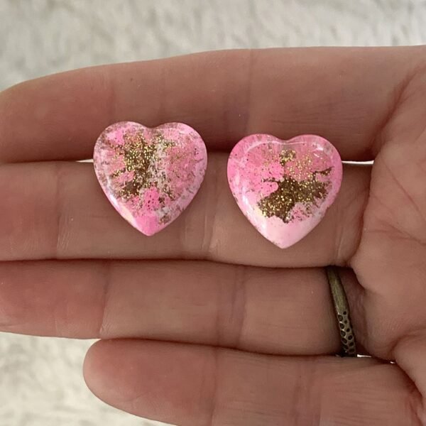petites boucles d'oreilles puces coeurs roses en résine