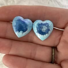 petites boucles d'oreilles puces coeurs bleues en résine