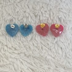 petites boucles d'oreilles puces coeurs roses ou bleues en résine