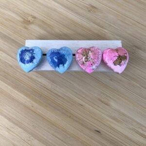 petites boucles d'oreilles puces coeurs roses ou bleues en résine