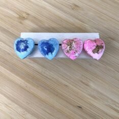 petites boucles d'oreilles puces coeurs roses ou bleues en résine