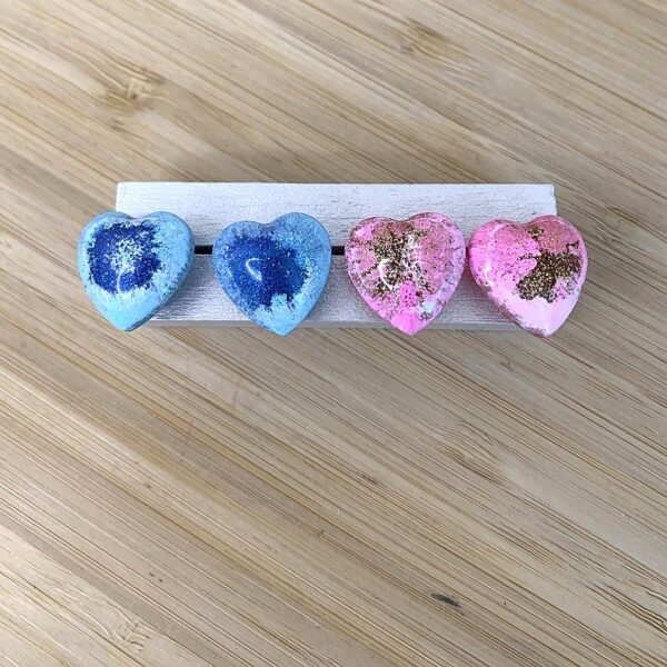 petites boucles d'oreilles puces coeurs roses ou bleues en résine