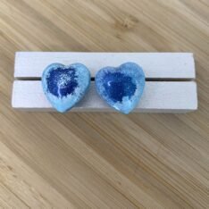 petites boucles d'oreilles puces coeurs bleues en résine