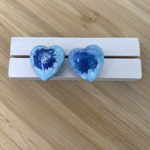 petites boucles d'oreilles puces coeurs bleues en résine