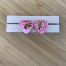 petites boucles d'oreilles puces coeurs roses en résine