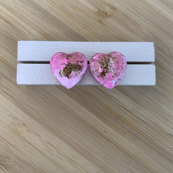 petites boucles d'oreilles puces coeurs roses en résine