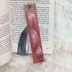Marque-pages en résine scintillante rose