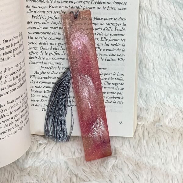 Marque-pages en résine scintillante rose