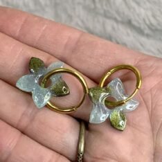 petites pampilles fleurs de tiaré bicolores en résine