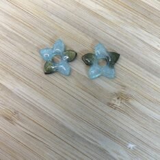 petites pampilles fleurs de tiaré bicolores en résine