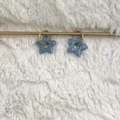 petites pampilles fleurs de tiaré bleues pailletées en résine