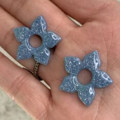 petites pampilles fleurs de tiaré bleues pailletées en résine