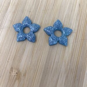 petites pampilles fleurs de tiaré bleues pailletées en résine