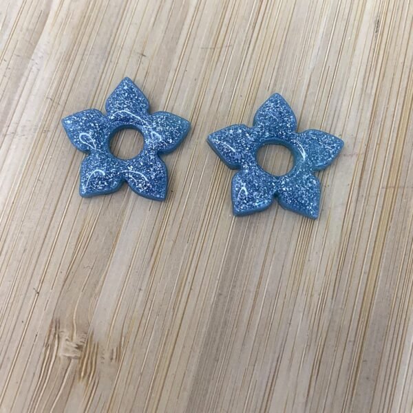 petites pampilles fleurs de tiaré bleues pailletées en résine
