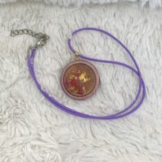 pendentif rond bombé rouge et or en résine