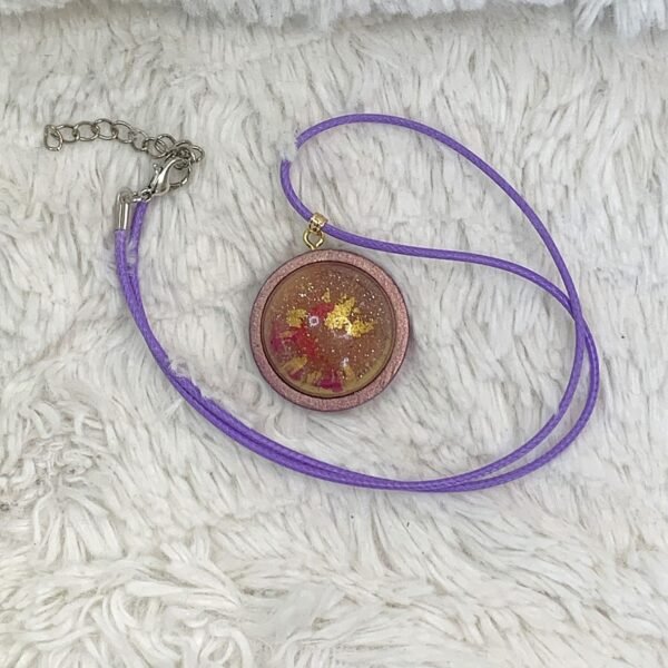 pendentif rond bombé rouge et or en résine
