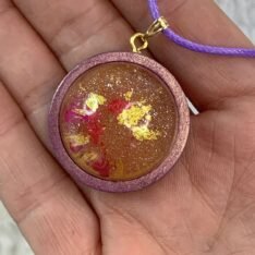 pendentif rond bombé rouge et or en résine