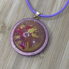 pendentif rond bombé rouge et or en résine