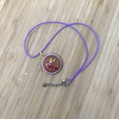 pendentif rond bombé rouge et or en résine