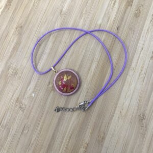 pendentif rond bombé rouge et or en résine