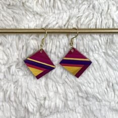 boucles en marqueterie de paille fuchsia, jaune et violette