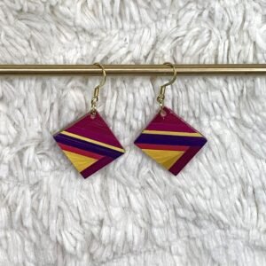 boucles en marqueterie de paille fuchsia, jaune et violette