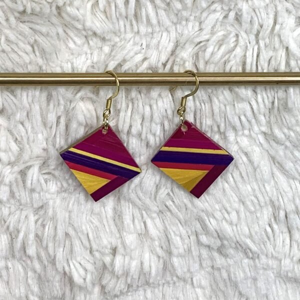 boucles en marqueterie de paille fuchsia, jaune et violette