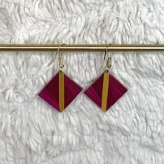 boucles en marqueterie de paille fuchsia, jaune et violette