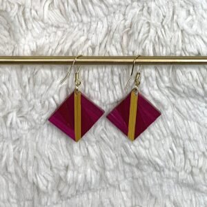 boucles en marqueterie de paille fuchsia, jaune et violette