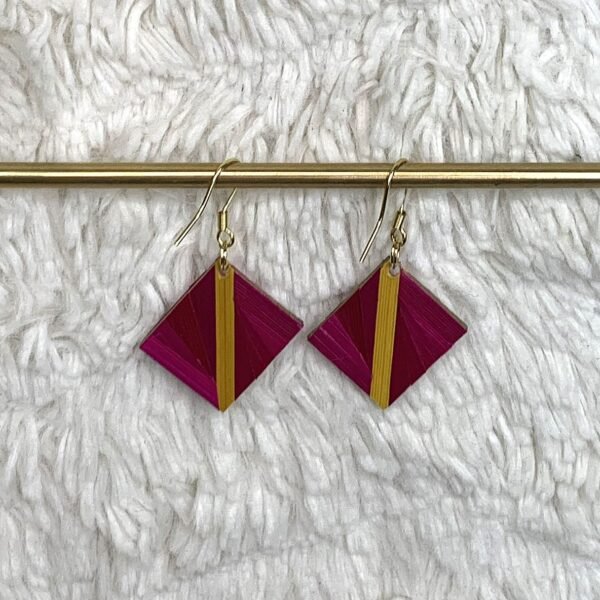 boucles en marqueterie de paille fuchsia, jaune et violette