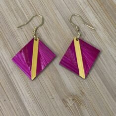 boucles en marqueterie de paille fuchsia, jaune et violette