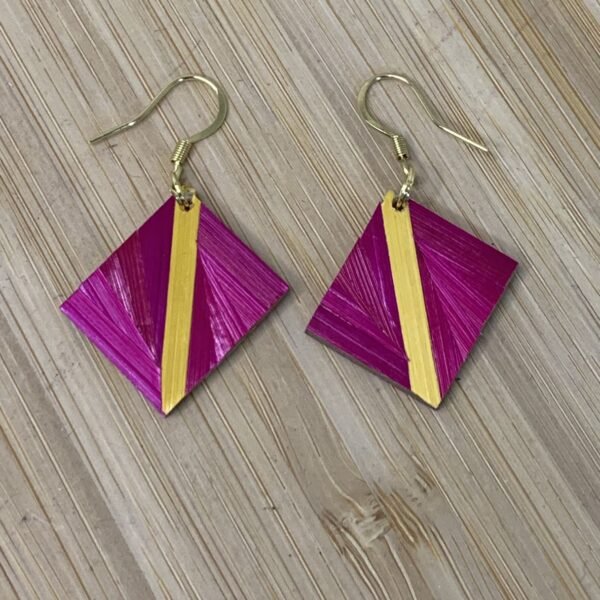boucles en marqueterie de paille fuchsia, jaune et violette