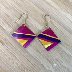 boucles en marqueterie de paille fuchsia, jaune et violette