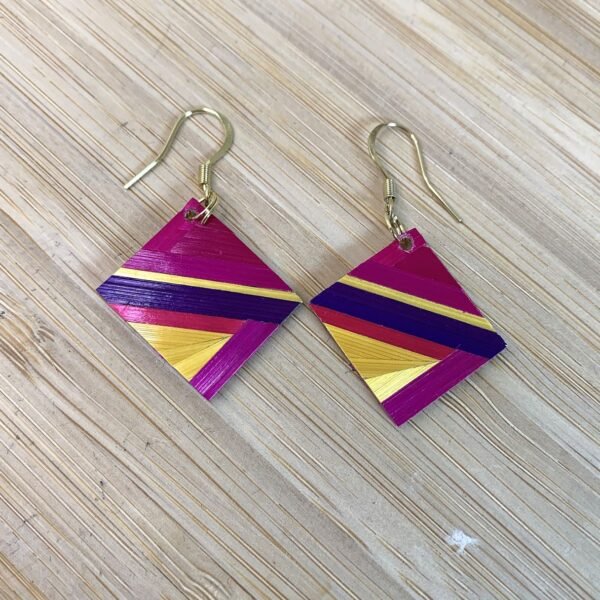 boucles en marqueterie de paille fuchsia, jaune et violette