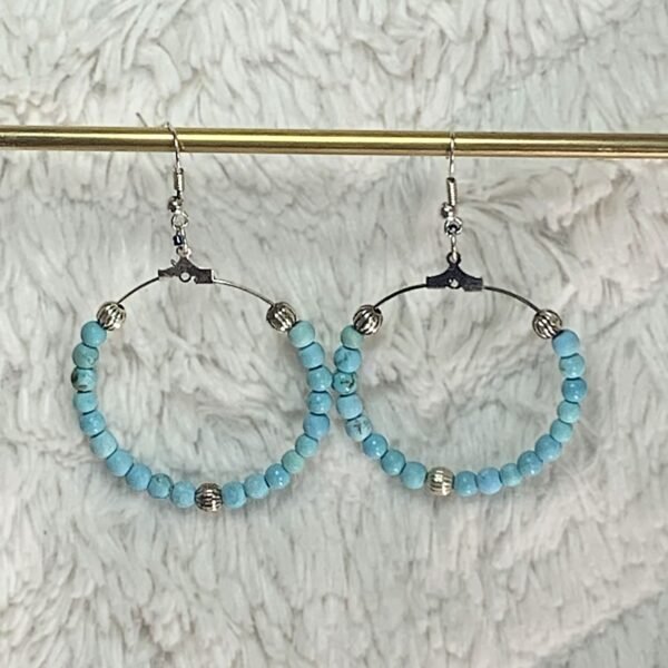 boucles créoles en perles turquoises sur monture argent fin
