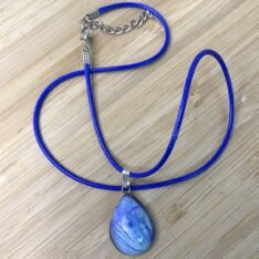 pendentif goutte marbré bleu, vert monté sur acier inoxydable