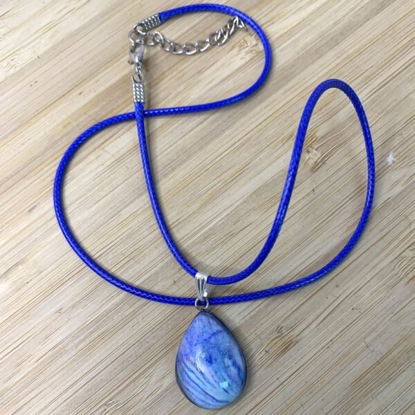 pendentif goutte marbré bleu, vert monté sur acier inoxydable