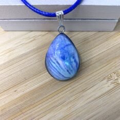 pendentif goutte marbré bleu, vert monté sur acier inoxydable