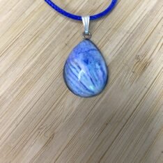 pendentif goutte marbré bleu, vert monté sur acier inoxydable