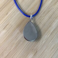 pendentif goutte marbré bleu, vert monté sur acier inoxydable