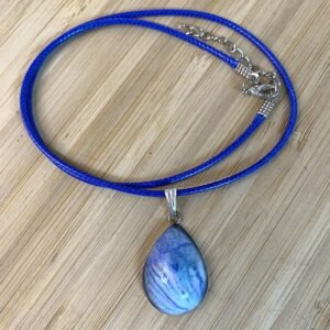 pendentif goutte marbré bleu, vert monté sur acier inoxydable